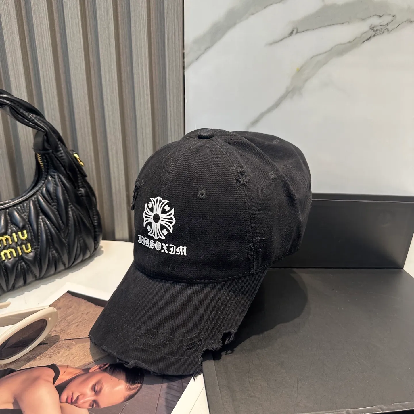 P70 Crow Heart 🆕🆕25 new baseball cap, stylish and classic cross logo, casual with a cool feeling, unisex style, same style for men and women! Very easy to match! Head circumference: 56-58cm is available